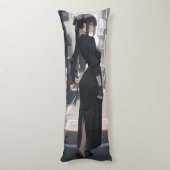 Coussins Longs Petite fille en robe noire (Dos (Vertical))