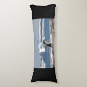 Coussins Longs Pingouin devant une arche de glace (devant Vertical)