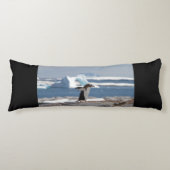 Coussins Longs Pingouin devant une arche de glace (Devant)
