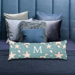 Coussins Longs Poisson étoilé vert cygne foncé monogramme<br><div class="desc">Arrière - plan de couleur cyan foncé et vert décoré d'étoiles de mer et de méduses oranges. Personnalisez et ajoutez votre nom. Grand script blanc en lettres de style.</div>