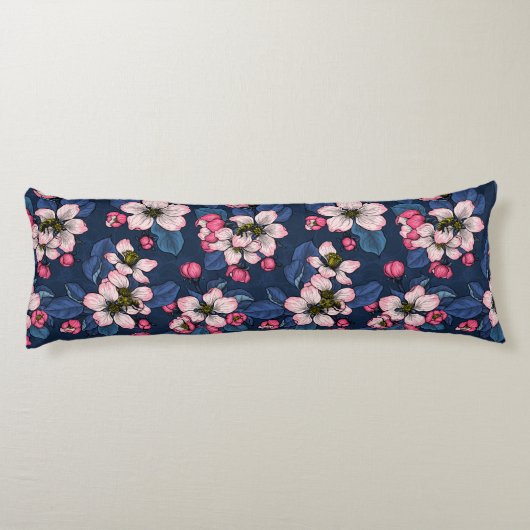 Coussins Longs Pomme fleurit sur un bleu foncé (Dos)