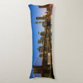 Coussins Longs Pont de Manhattan et de Brooklyn au crépuscule (Devant (Vertical))