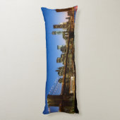 Coussins Longs Pont de Manhattan et de Brooklyn au crépuscule (Dos (Vertical))