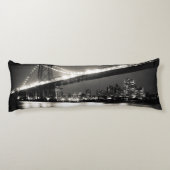 Coussins Longs Pont de Williamsburg à New York City la nuit (Dos)