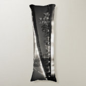 Coussins Longs Pont de Williamsburg à New York City la nuit (Devant (Vertical))