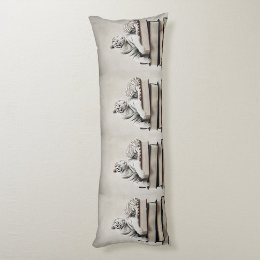 Coussins Longs Posing White Tiger on Books – Elegant Body Pillow (Dos (Vertical))