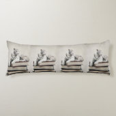 Coussins Longs Posing White Tiger on Books – Elegant Body Pillow (Devant)