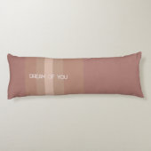 Coussins Longs Rayures et Mots sur Sol Brun Doux (Dos)