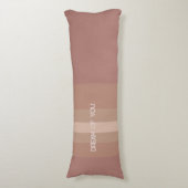 Coussins Longs Rayures et Mots sur Sol Brun Doux (Devant (Vertical))
