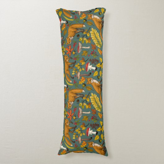 Coussins Longs Renard d'automne sur pin vert (Devant (Vertical))