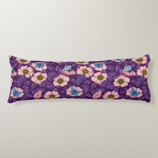 Coussins Longs Rose de chien et papillons en rose et violet (Devant)