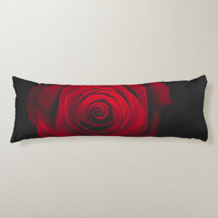 Coussins Longs Rose rouge sur effet vintage arrière - plan noir