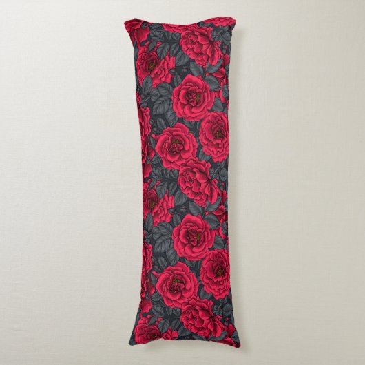 Coussins Longs Roses rouges avec feuilles gris sur noir (Devant (Vertical))