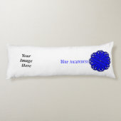 Coussins Longs Ruban de fleurs bleues Modèle par Kenneth Yoncich (Dos)