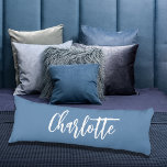 Coussins Longs Script de nom bleu Dusty<br><div class="desc">Arrière - plan de couleur bleu foncé. Personnalisez et ajoutez votre nom. Grand script blanc en lettres de style.</div>