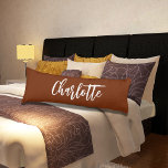 Coussins Longs script de nom de rouille Brown<br><div class="desc">Rouille Brown,  couleur terre cuite. Personnalisez et ajoutez votre nom. Grand script blanc en lettres de style.</div>