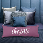 Coussins Longs Script de nom prune violet<br><div class="desc">Plum,  arrière - plan violet. Personnalisez et ajoutez votre nom. Grand script blanc en lettres de style.</div>