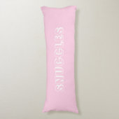 Coussins Longs "Snuggets" Lettres blanches rose pâle (devant Vertical)