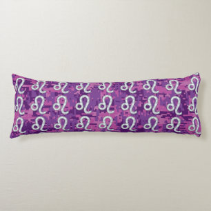 Coussins Longs Symbole Leo Zodiac sur Camo numérique Fuchsia rose
