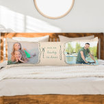Coussins Longs Tellement chanceux de vous avoir bouclé bracket 2<br><div class="desc">Coussin de corps photo personnalisé pour quelqu'un de spécial. La conception comporte des crochets à friser pour encadrer votre photo (définition de qui est NOUS et qui est VOUS). Laissé dans l'écriture décontractée et la typographie des polices maigres, le libellé dit : NOUS sommes si chanceux de VOUS avoir. Le...</div>