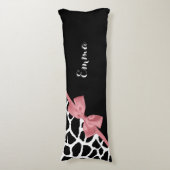 Coussins Longs Tendance Giraffe Imprimer Rosy Rose Bow avec nom (Devant (Vertical))