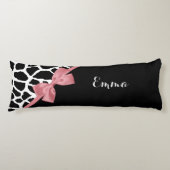 Coussins Longs Tendance Giraffe Imprimer Rosy Rose Bow avec nom (Devant)