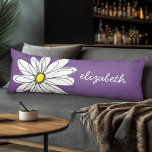 Coussins Longs Texte personnalisé marguerite mauve et jaune<br><div class="desc">Un morceau d'art zen et fantaisiste,  hipster. Vous pouvez ajouter un nom,  un monogramme ou un autre texte personnalisé. Si vous avez besoin de déplacer l'art autour,  cliquez sur le bouton personnaliser pour apporter des modifications.</div>