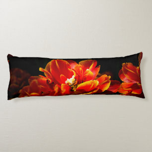 Coussins Longs Tulipes rouges sur fond sombre