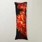 Coussins Longs Tulipes rouges sur fond sombre (Devant (Vertical))