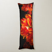 Coussins Longs Tulipes rouges sur fond sombre (Dos (Vertical))