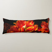 Coussins Longs Tulipes rouges sur fond sombre (Devant)