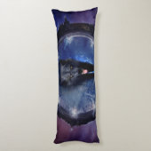 Coussins Longs Un loup magnifique passe par la porte (Dos (Vertical))