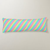 Coussins Longs Un oreiller arc-en-ciel vibrant avec des rangées d (Dos)