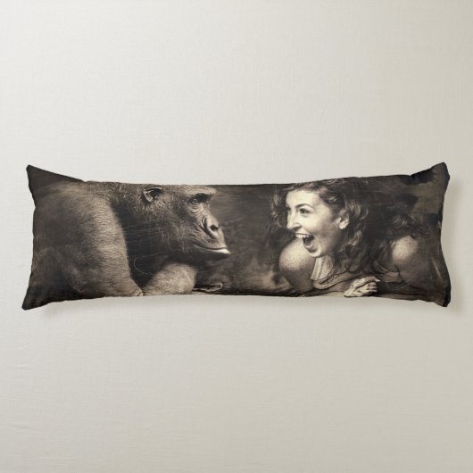Coussins Longs Une Femme Qui Fait De Gorilla Rire (Devant)