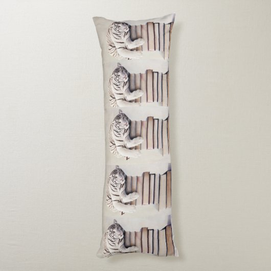 Coussins Longs White Tiger on a Stack of Books – Elegant Body (Dos (Vertical))