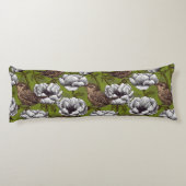 Coussins Longs Wrens in the white anemone garden (Dos)