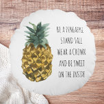 Coussins Ronds Aquarelle moderne ananas et citation amusante posi<br><div class="desc">Aquarelle moderne ananas et citation amusante positive</div>