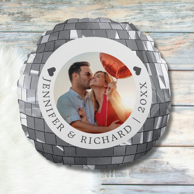 Coussins Ronds Argent rond Disco Saint Valentin Photo (Round Silver Disco Valentine's Day Photo Round Pillow)