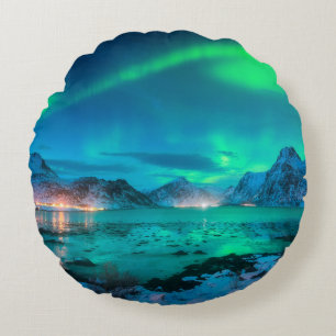 Coussins Ronds Aurora borealis sur la côte de la mer, montagne en