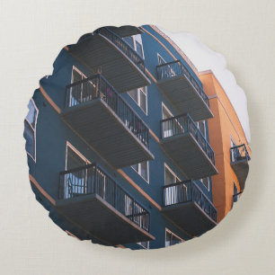 COUSSINS RONDS BASSE VUE ANGLE DE L'IMMEUBLE