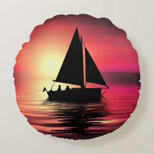 Coussins Ronds Bateau à voile au coucher du soleil sur la mer - C