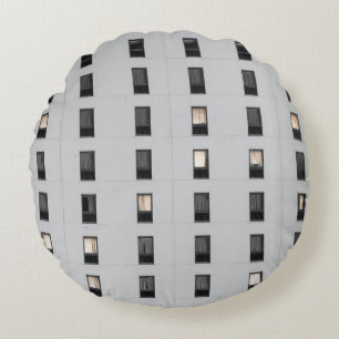 Coussins Ronds Bâtiment en béton blanc et noir
