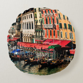 Coussins Ronds Belle vue sur la rue de l'eau et bâtiments anciens