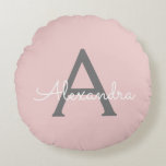 Coussins Ronds Blush Pink Grey Modern Script Girly Monogram<br><div class="desc">Blush Pink and Grey Simple Script Monogramme Nom Pouf Coussin. La coussin fait le cadeau parfait pour 16 ans,  mariage,  douche nuptiale,  baby shower ou bachelorette pour quelqu'un décorant sa chambre en or rose.</div>