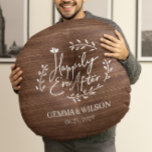 Coussins Ronds Cadeau de mariage personnalisé en bois rustique fl<br><div class="desc">Conception de Coussin Rond de Cadeau de Mariage en Bois Foncé Imprimé avec les mots « happily ever after » (heureux pour toujours) dans un script unique entouré de feuilles de laurier simples avec les noms et les dates de mariage pour que vous puissiez personnaliser.</div>
