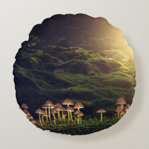 Coussins Ronds Champignons sauvages mûrs dans la forêt