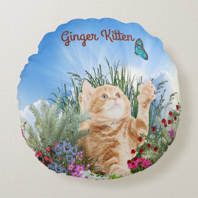 Coussins Ronds Chaton gingembre jouant avec un papillon (Devant)