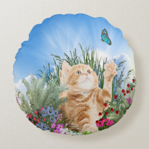 Coussins Ronds Chaton gingembre jouant avec un papillon