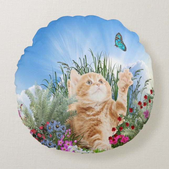 Coussins Ronds Chaton gingembre jouant avec un papillon (Devant)