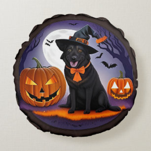 Coussins Ronds Chien noir en costume de sorcière avec citrouilles